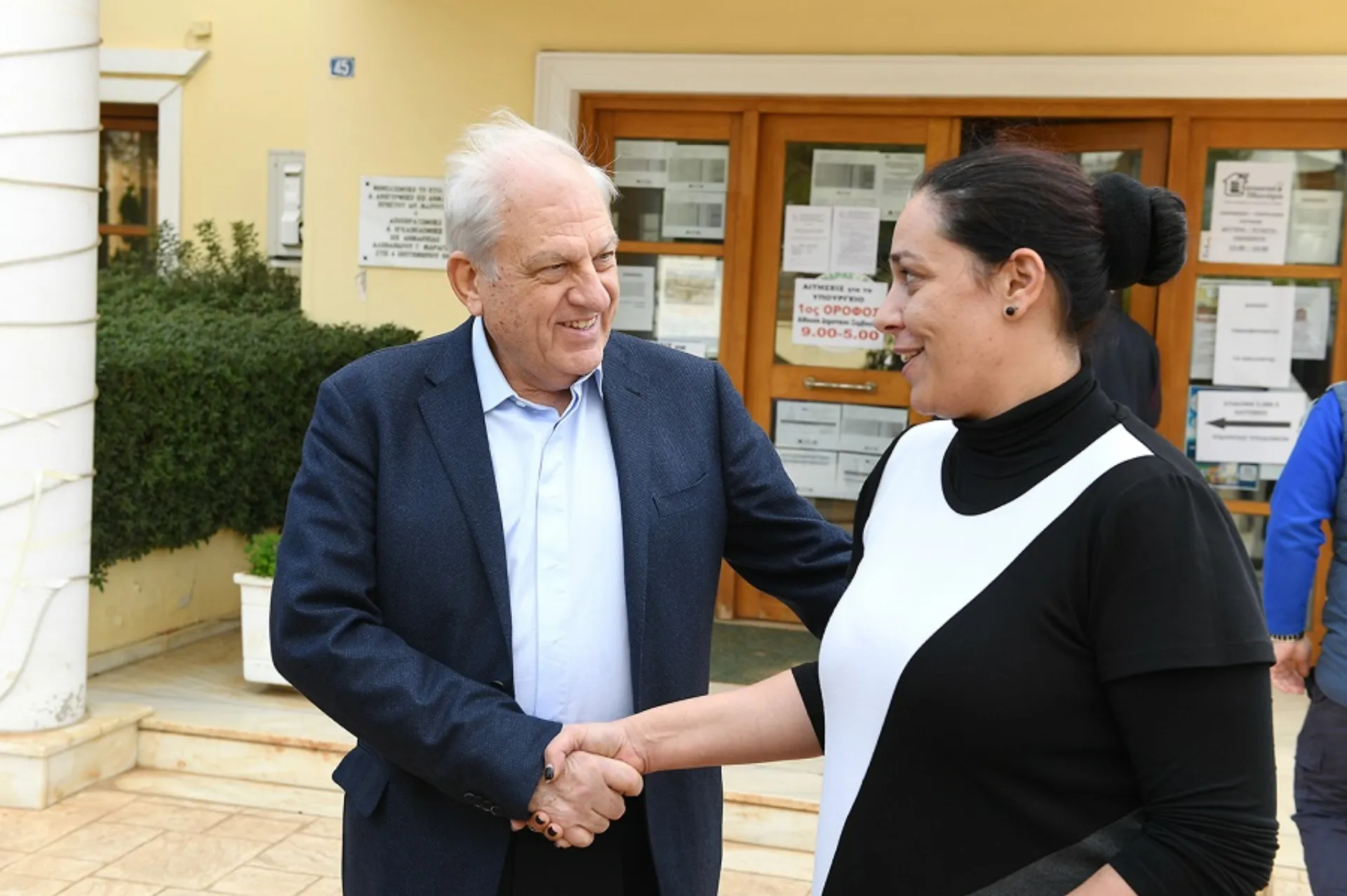 Ο Δρ. Γεώργιος Σταματίου κοντά στους κατοίκους της Μάνδρας