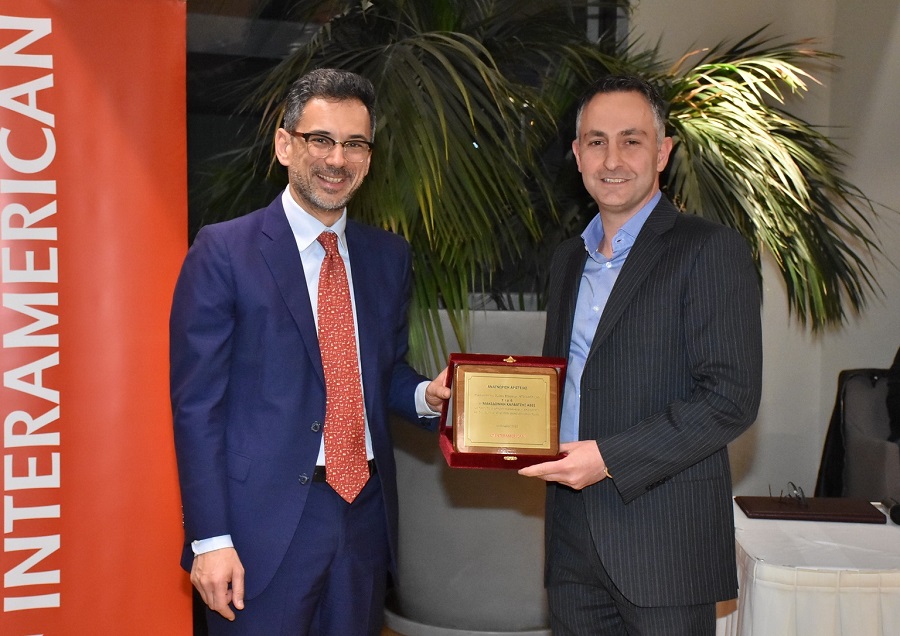Ο Γιάννης Καντώρος, διευθύνων σύμβουλος INTERAMERICAN, απονέμει την τιμητική διάκριση στον Λεωνίδα Χαλβατζή, διευθύνοντα σύμβουλο της Β. Χαλβατζής & Σια ΑΒΕΕ