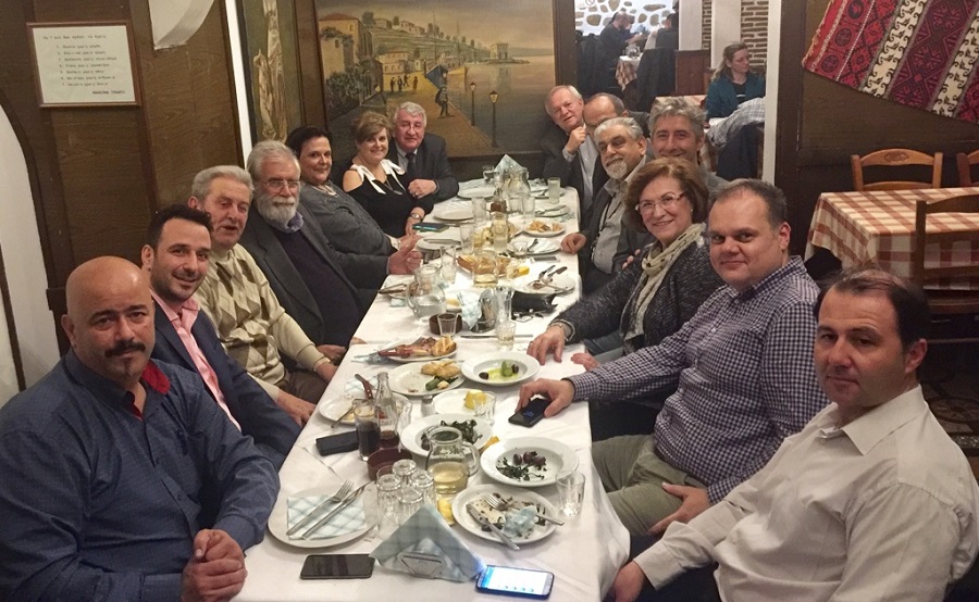 Αθήνα, Σάββατο αργά το βράδυ, 3-2-2018. Μακεδόνες μέλη της Οργανωτικής Επιτροπής και μέλη της Ένωσης Ασφαλιστών Βορείου Ελλάδος μεταξύ τους.