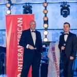 Κ. Φλόκας και Ι. Γκαβογιάννης στη σκηνή βρβαεύσεων της Floga Με φοντο banner Interamerican