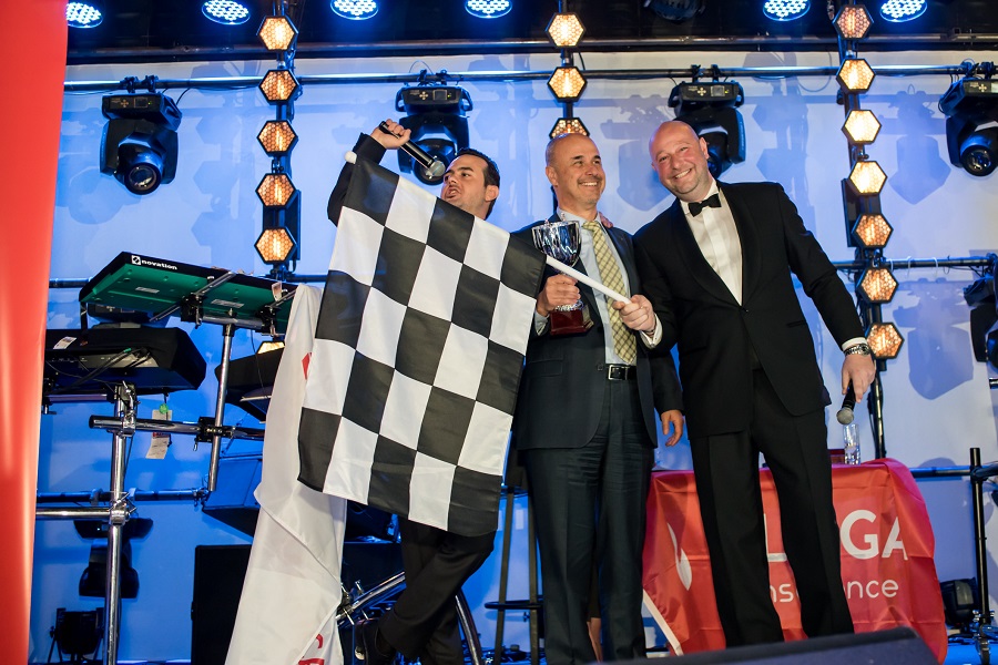 οι κύριοι Ι. Γκαβογιάννης, Μ. Κούτης και Κ. Φλόκας στη σκηνή βραβευσεων για τη Floga