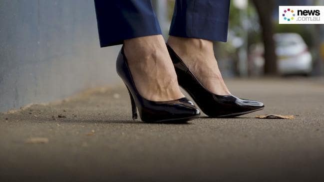 Video: Ένας πετυχημένος ασφαλιστής με γραβάτα και… ψηλοτάκουνα