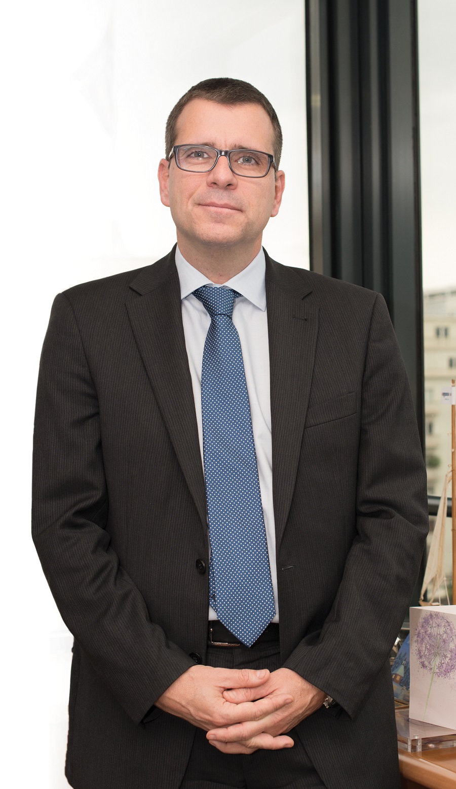 Ο Νίκος Δελένδας από την Eurolife ERB στο γραφείο του