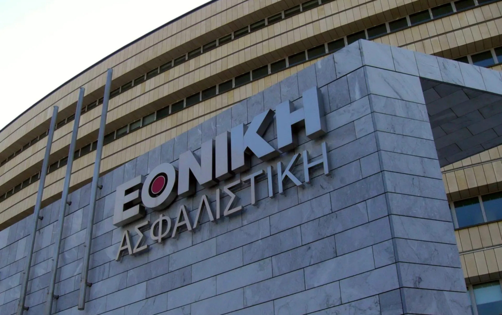 Η Εθνική Ασφαλιστική προσφέρει 100.000 χειρουργικές μάσκες & 10 monitors στις ΜΕΘ