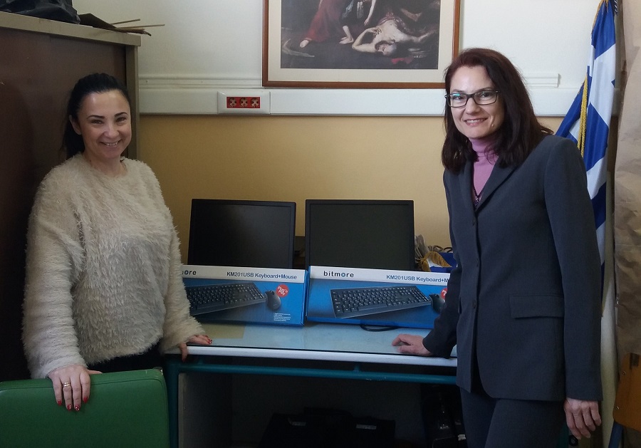 Στιγμιότυπο από παράδοση υπολογιστών σε εκπρόσωπο δημοτικού σχολείου της Νέας Ιωνίας Αττικής