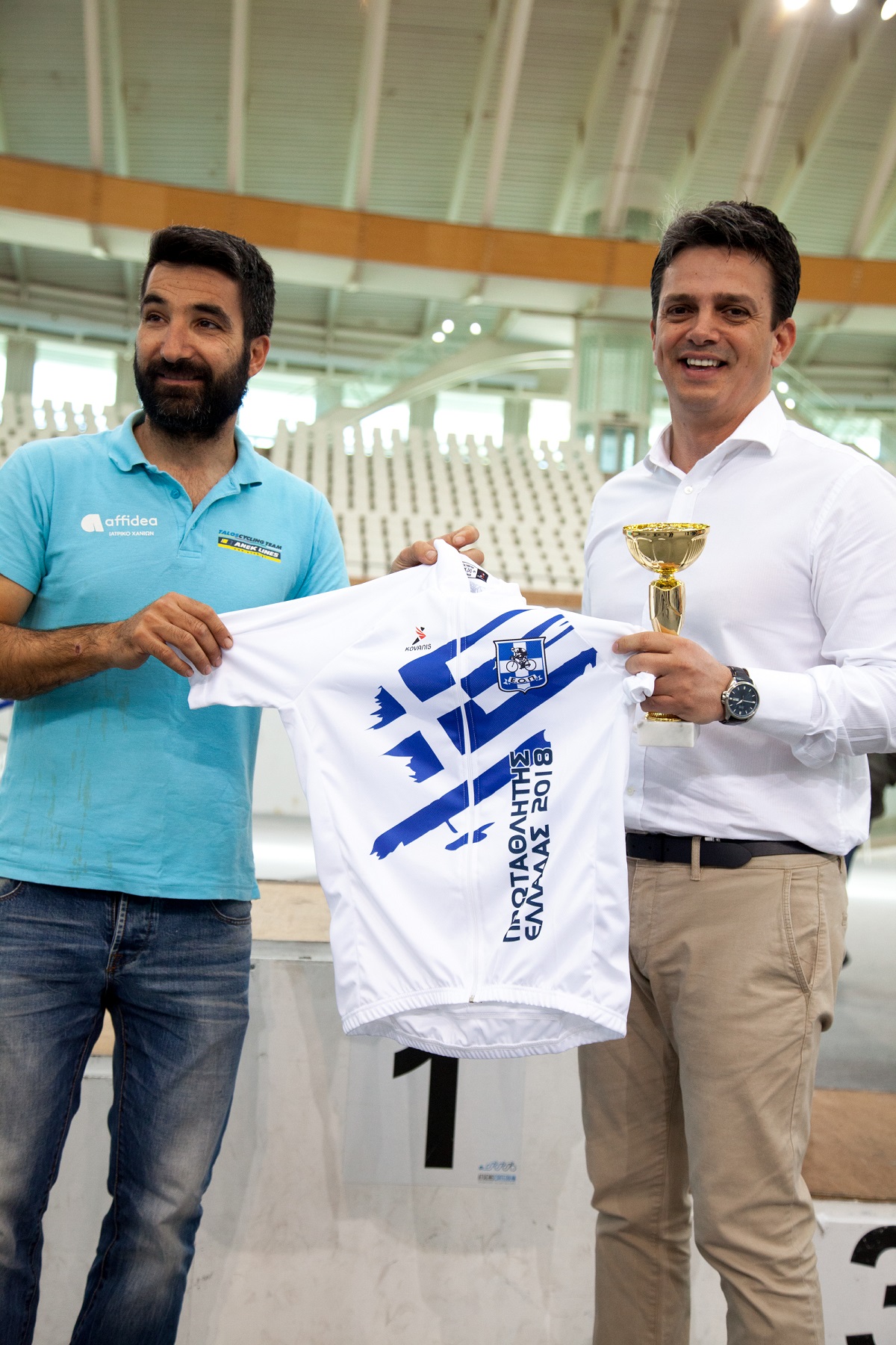 Ο κ. Καρούτζος παραλαμβάνει το κύπελλο