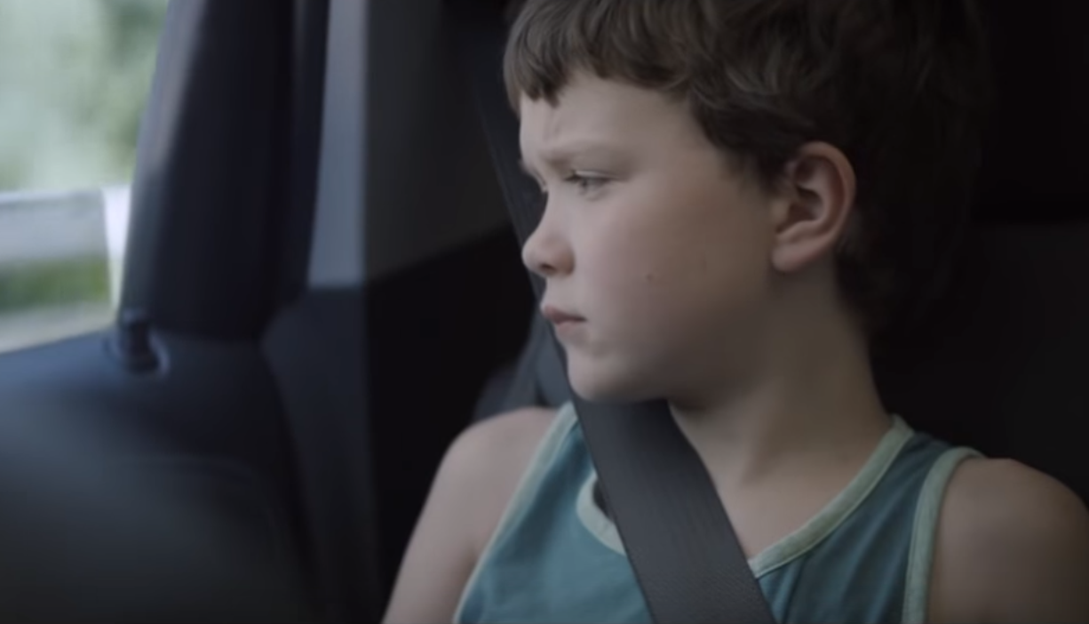 Video: Δεν είσαι ποτέ μόνος στο δρόμο. Πήρες το μήνυμα;