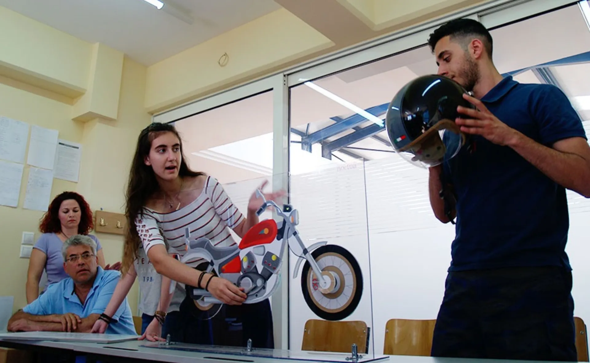 Οι μαθητές που έφτιαξαν το “έξυπνο κράνος” στην ΕΑΕΕ