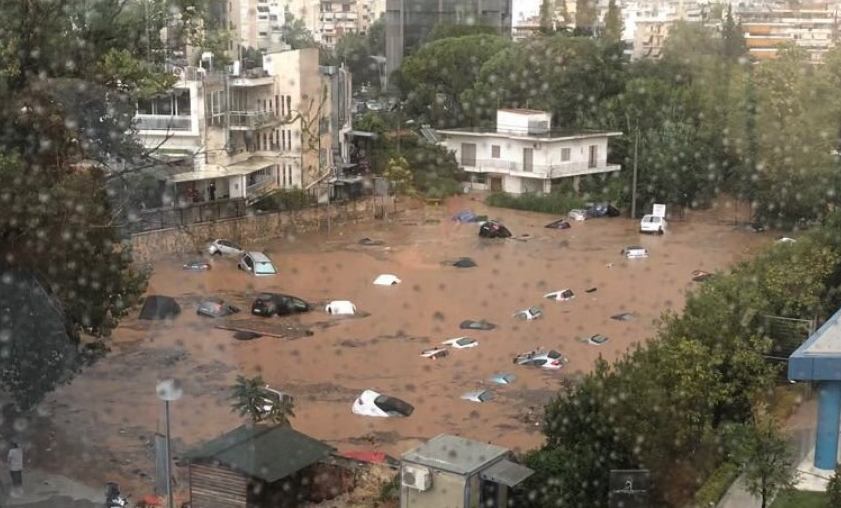 Δεκάδες αυτοκίνητα βούλιαξαν σε υπαίθριο πάρκινγκ στο Μαρούσι