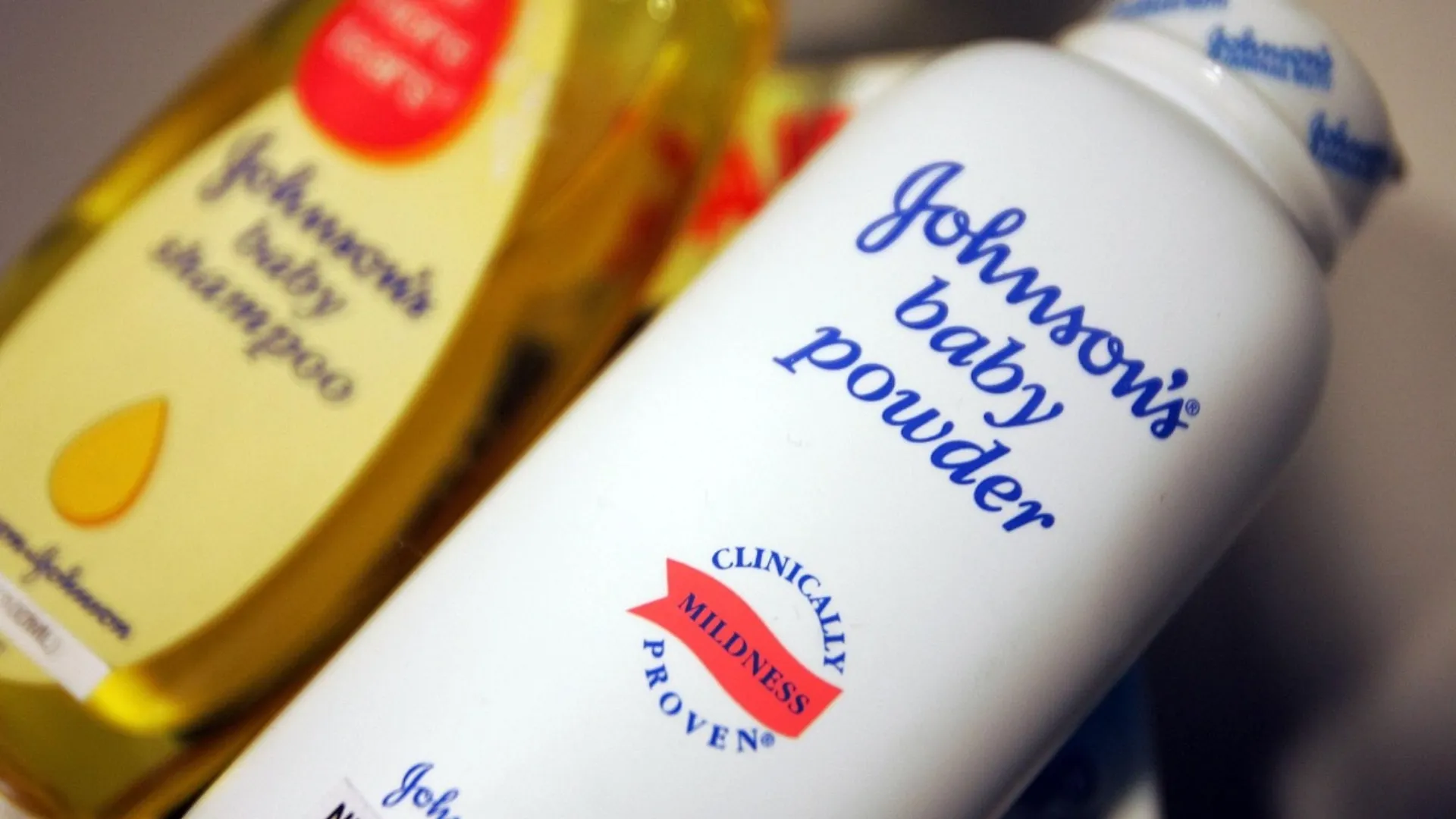 Reuters: Η J&J “περνάει” δεκάδες χιλιάδες αγωγές για το ταλκ σε εταιρεία που δηλώνει πτώχευση