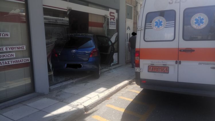 Αγρίνιο: Τρελή πορεία αυτοκινήτου – Κατέληξε μέσα σε ασφαλιστικό γραφείο
