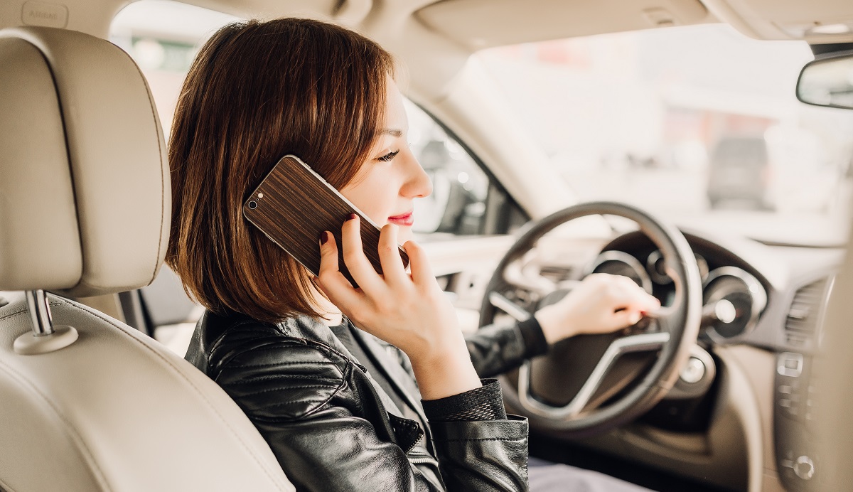 Θανάσιμος ο συνδυασμός οδήγησης και χρήσης κινητού σύμφωνα με το Ευρωβαρόμετρο