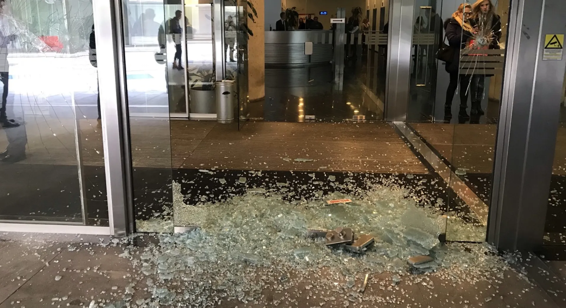 Επίθεση στα κεντρικά γραφεία της Εθνικής Ασφαλιστικής από κουκουλοφόρους