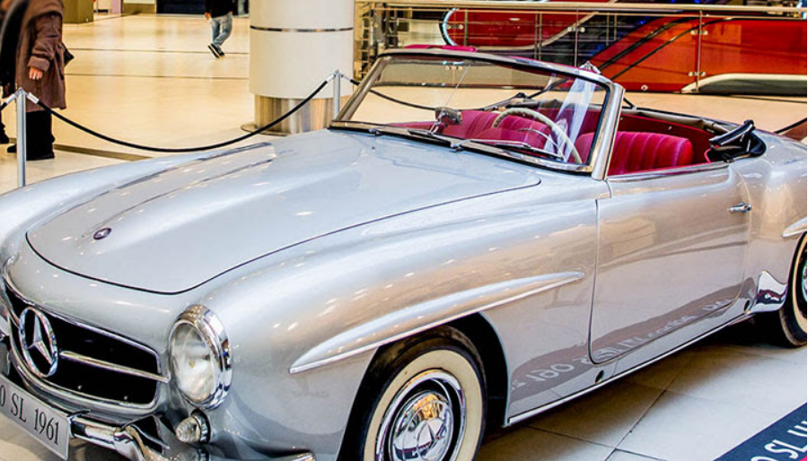 Η Karavias ασφαλίζει την έκθεση κλασικών συλλεκτικών αυτοκινήτων