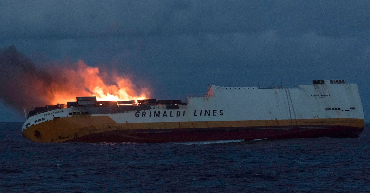 Στο βυθό το πλοίο “Grande America” και 2.210 πολυτελή οχήματα