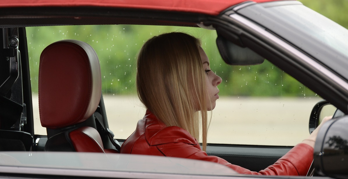 Εξεταζόμενος για δίπλωμα με το νέο σύστημα ασφάλισης χτύπησε με το όχημα τον εξεταστή