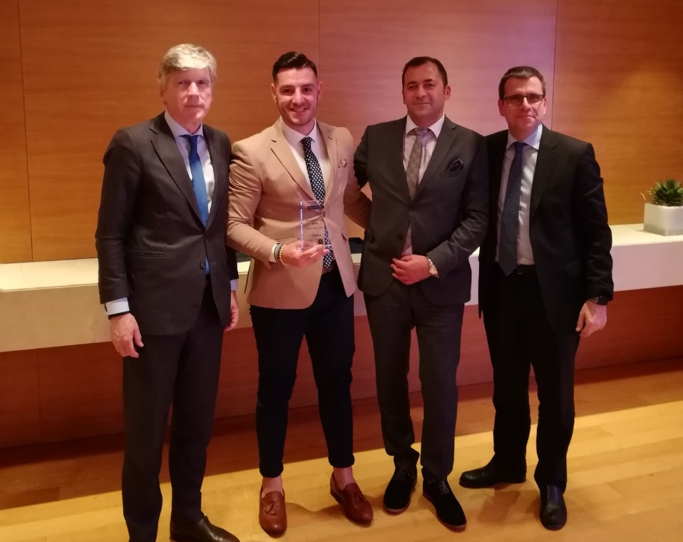 (από αριστερά προς δεξιά): Αλέξανδρος Σαρρηγεωργίου, Πρόεδρος & Διευθύνων Σύμβουλος, Τηλέμαχος Δεληγιάννης, Επίλεκτος Σύμβουλος Πωλήσεων, Νίκος Πατσατζής, Υπεύθυνος Ανάπτυξης Πωλήσεων D.S.F., Νίκος Δελένδας, Γενικός Διευθυντής Πωλήσεων & Εκπαίδευσης