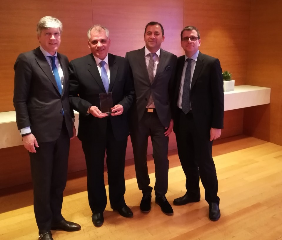 (από αριστερά προς δεξιά): Αλέξανδρος Σαρρηγεωργίου, Πρόεδρος & Διευθύνων Σύμβουλος, Παναγιώτης Πρέκας, Διακεκριμένος Σύμβουλος Πωλήσεων, Νίκος Πατσατζής, Υπεύθυνος Ανάπτυξης Πωλήσεων D.S.F., Νίκος Δελένδας, Γενικός Διευθυντής Πωλήσεων & Εκπαίδευσης