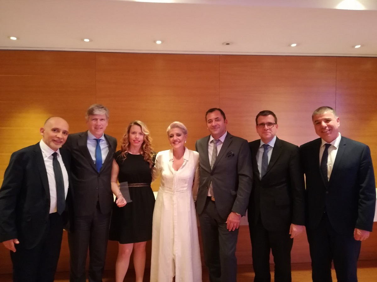 (από αριστερά προς δεξιά): Νίκος Χουλιάρας, Διευθυντής Πωλήσεων, Αλέξανδρος Σαρρηγεωργίου, Πρόεδρος & Διευθύνων Σύμβουλος, Κατερίνα Προεστάκη, Διακεκριμένη Σύμβουλος Πωλήσεων, Μυρτώ Λουτράρη, Διακεκριμένη Σύμβουλος Πωλήσεων, Νίκος Πατσατζής, Υπεύθυνος Ανάπτυξης Πωλήσεων D.S.F., Νίκος Δελένδας, Γενικός Διευθυντής Πωλήσεων & Εκπαίδευσης, Λεωνίδας Σίδερης, Διευθυντής Δικτύων Πωλήσεων, Ομαδικών & Affinities