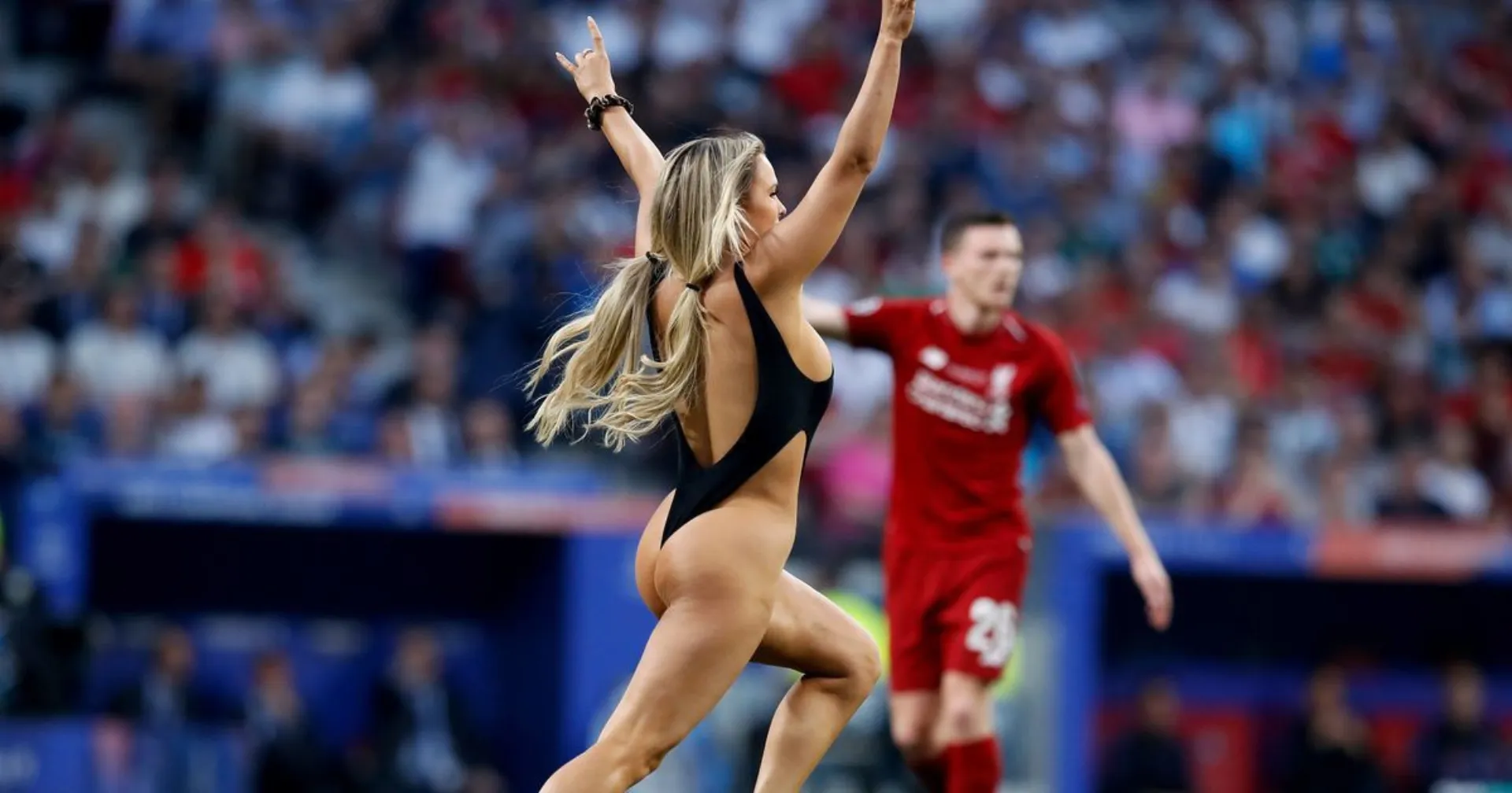 Το μοντέλο που εισέβαλε στο champions league κάνοντας διαφήμιση… 4 εκατ.