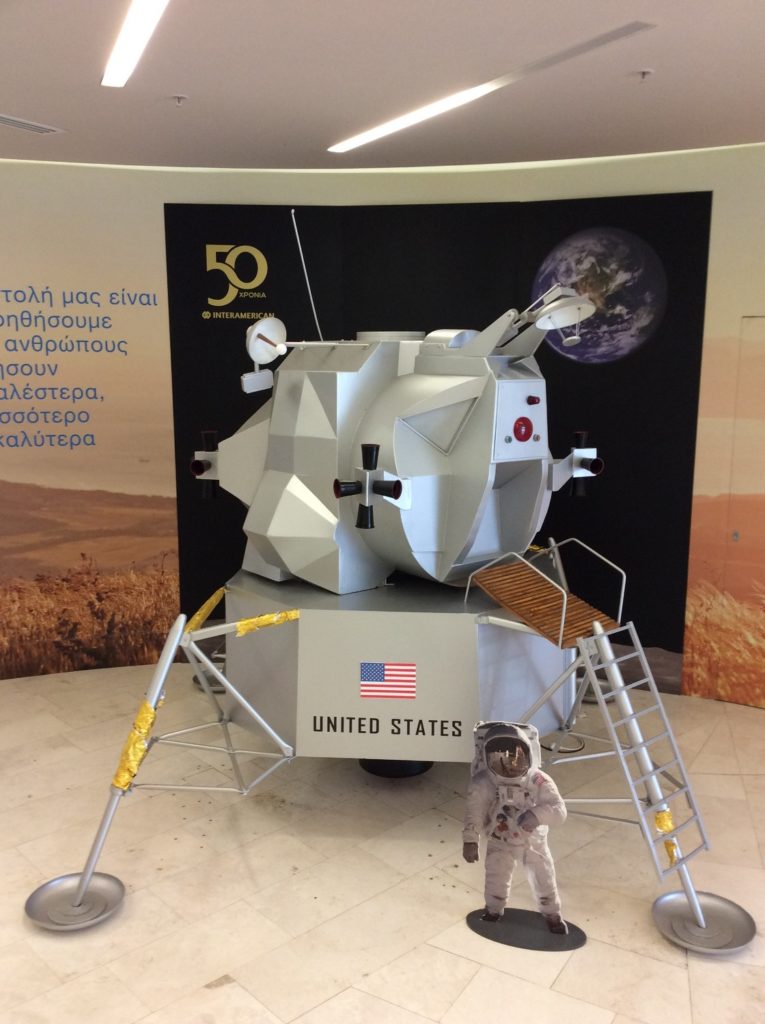 Το ομοίωμα της σεληνακάτου «Αετός» στα Γραφεία της INTERAMERICAN