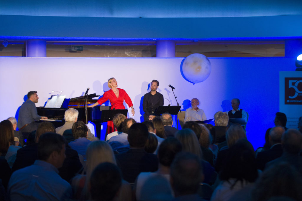 Στη μουσική σκηνή: Αντώνης Παλαμάρης (πιάνο), Χαρά Κεφαλά και Φοίβος Ριμένας (τραγούδι), Γιώργος Μονεμβασίτης και Γιάννης Ρούντος (σχόλια)