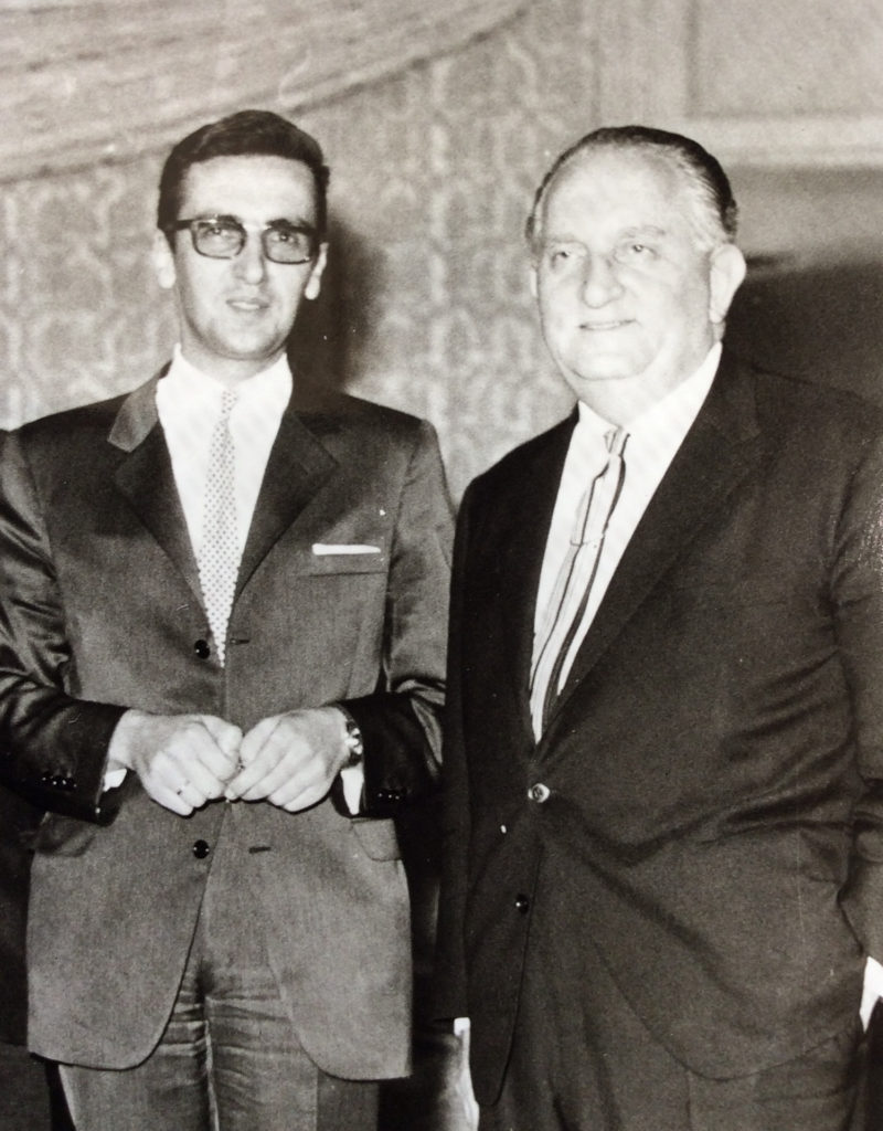 Το «Αστρασφαλιστήριο» υπέγραφαν, εκ μέρους των εταιρειών INTERAMERICAN και Ασπίς Πρόνοια που συνασφάλισαν τους αστροναύτες, ο Δ. Κοντομηνάς και ο Α. Ταμπουράς