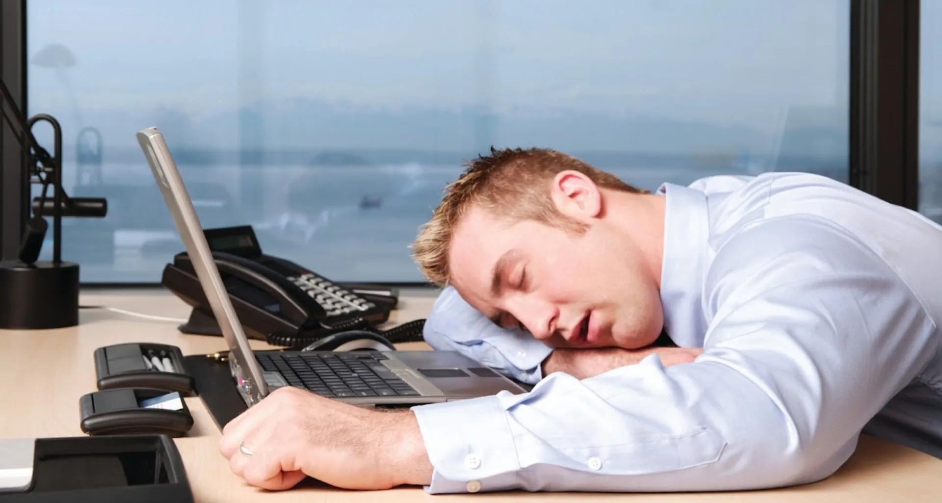 Πρέπει να επιτρέπεται στους εργαζόμενους να «ρίχνουν έναν υπνάκο» στη δουλειά;