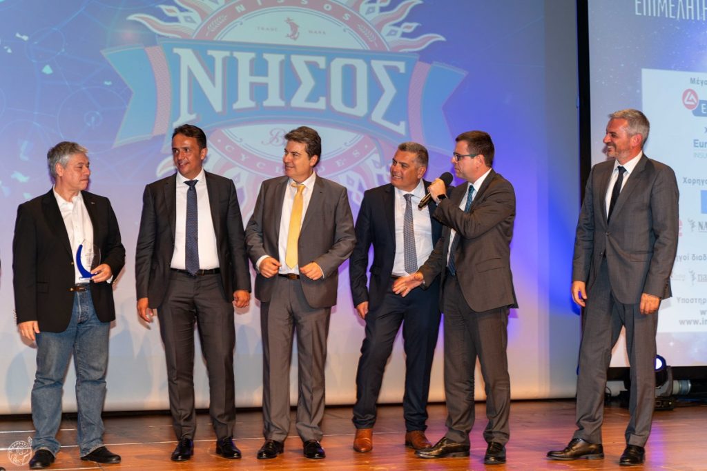 Ο Νίκος Δελένδας, Γενικός Διευθυντής Πωλήσεων & Εκπαίδευσης Eurolife ERB, απονέμει το Βραβείο Κοινού.