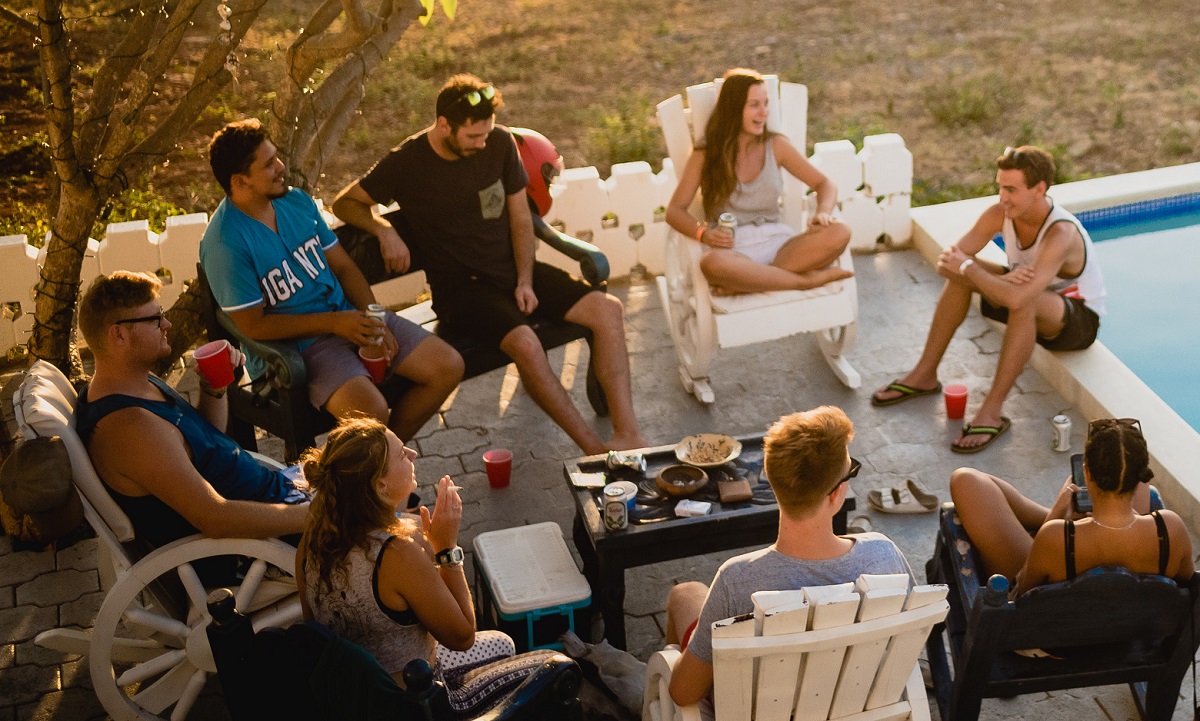 Απαγόρευση των συναθροίσεων άνω των 10 ατόμων και πρόστιμο 1.000 ευρώ