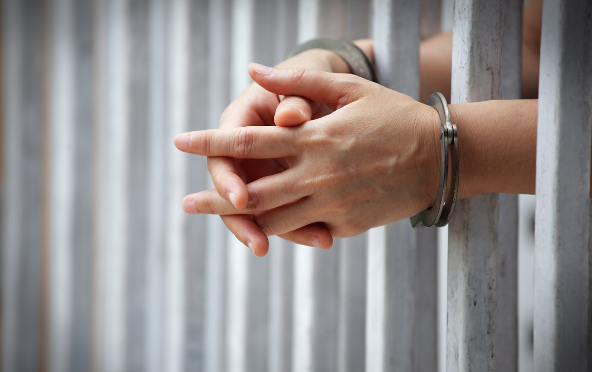 Βαριά πρόστιμα και φυλάκιση σε όσους σπάνε πλάκα την Πρωταπριλιά με τον κορωνοϊό