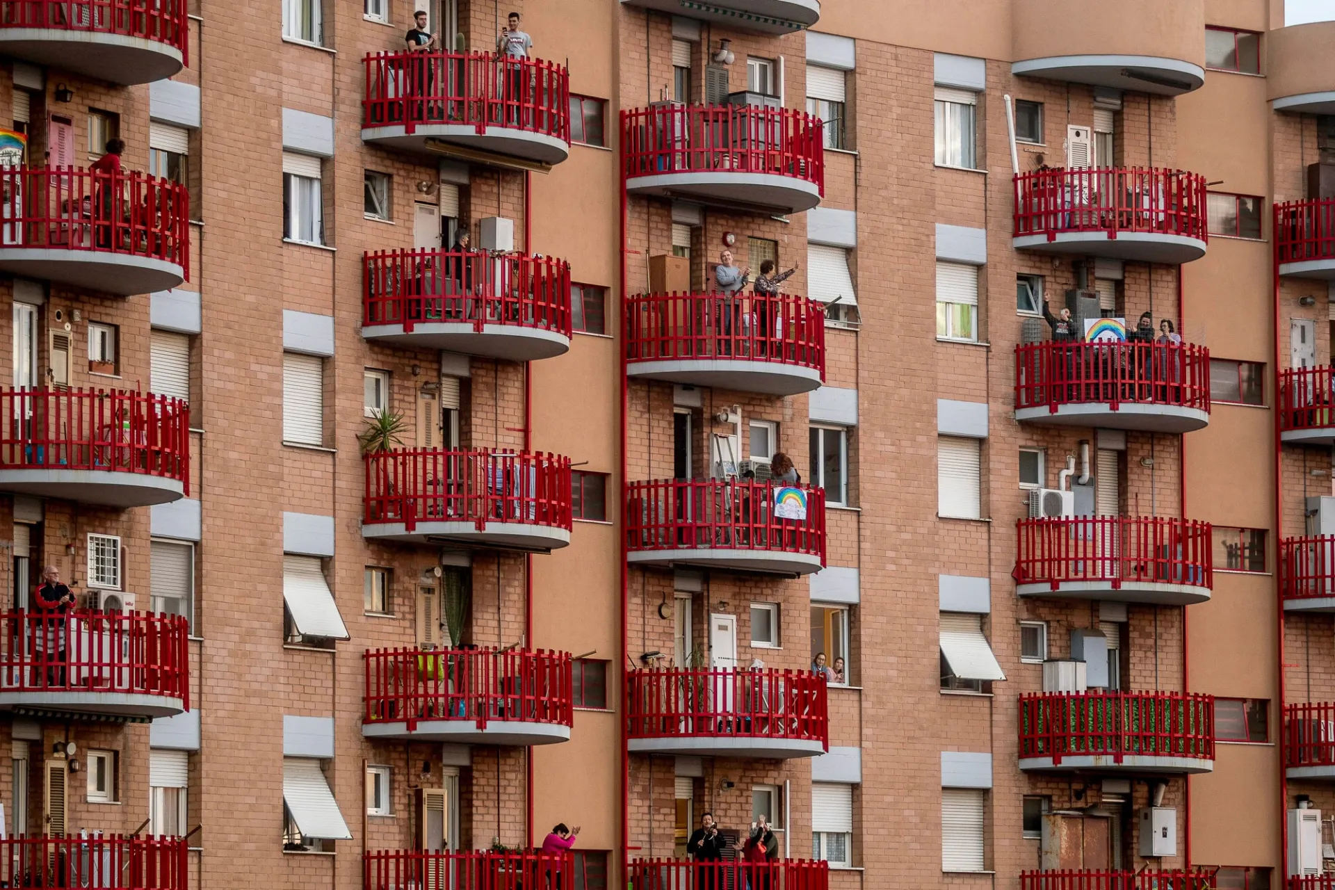 Πεθαίνοντας μόνοι στο σπίτι: Η αθέατη πλευρά της πανδημίας στην Ιταλία