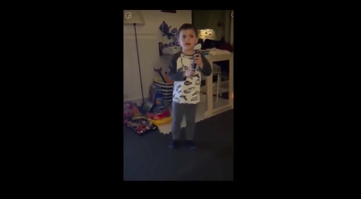 Πιτσιρικάς μιμείται τον Σ. Παπαδόπουλο στη διαφήμιση “μένουμε σπίτι”