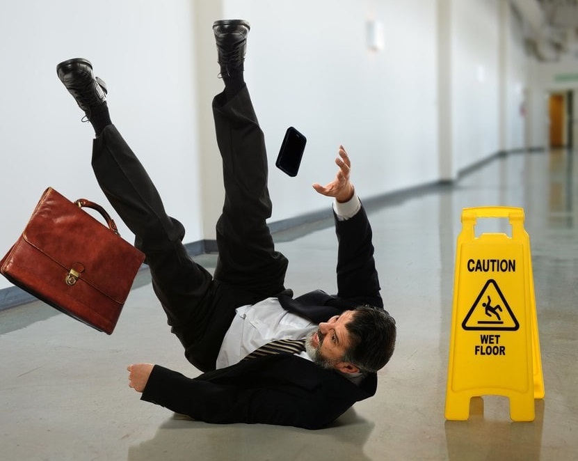 Απάτη «μαμούθ» από στημένες πτώσεις με λεία 31,7 εκατ.