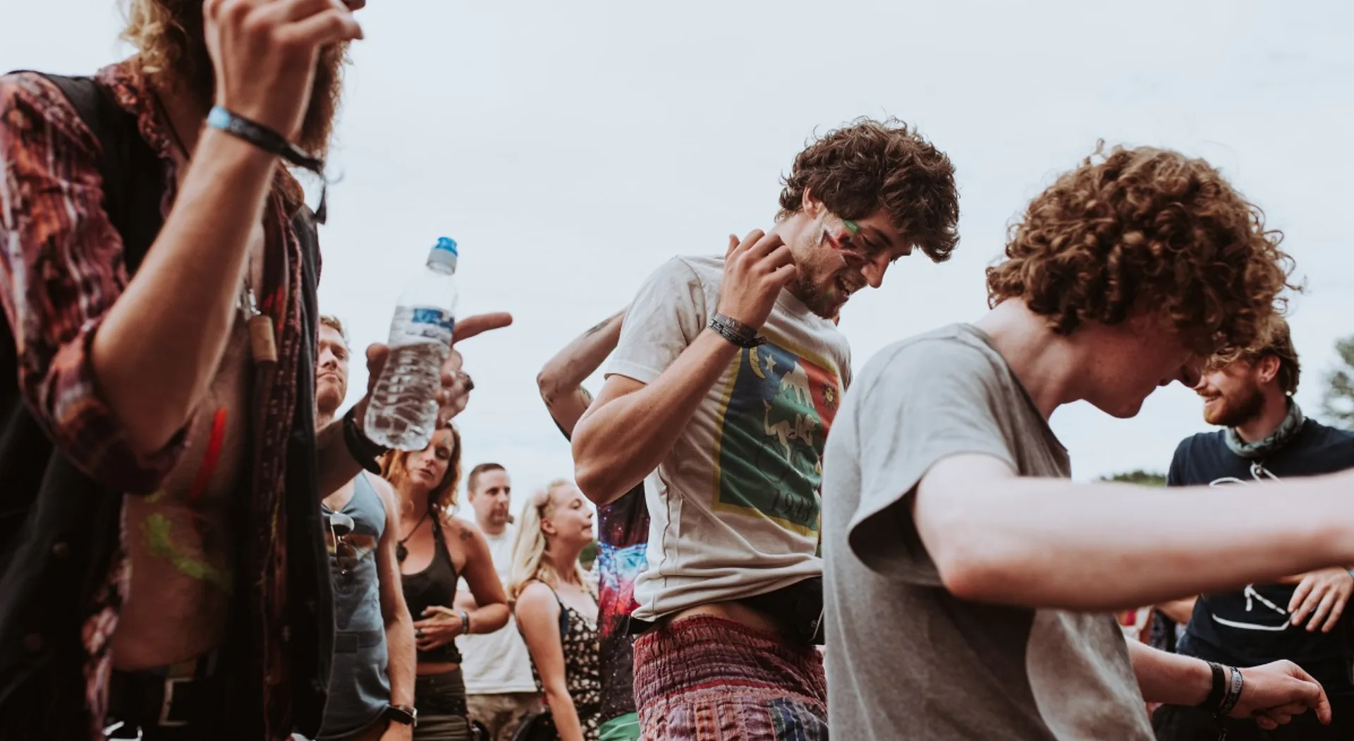 Προειδοποίηση ΠΟΥ: Οι νέοι δεν είναι άτρωτοι. Μπορεί να μολυνθούν και να πεθάνουν