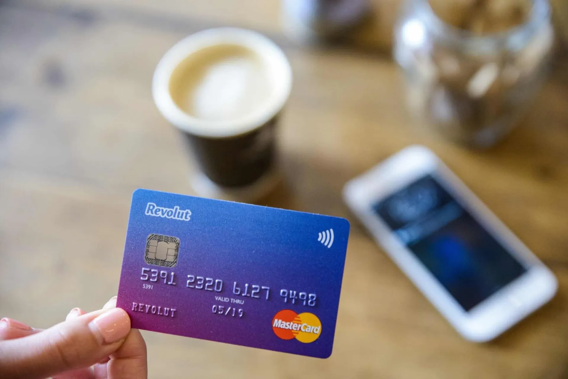 Η Revolut επεκτείνεται στις ασφαλίσεις και αναζητά στέλεχος στον τομέα
