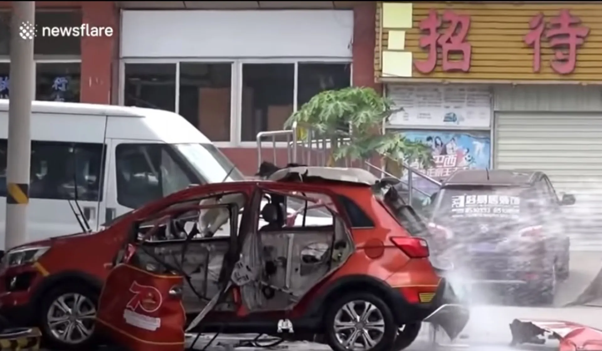 Τρομακτική έκρηξη σε ηλεκτρικό όχημα όταν φόρτιζε