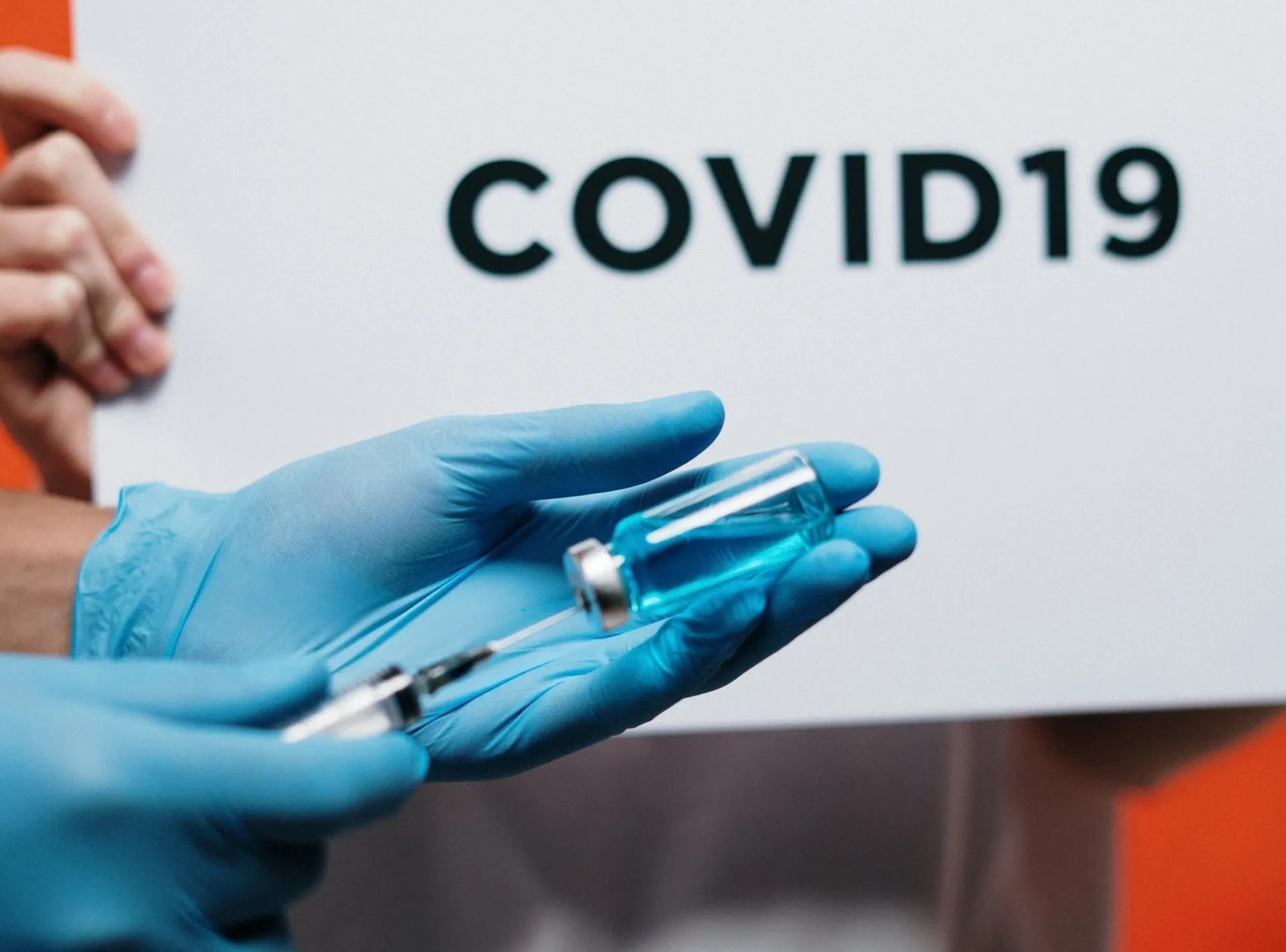 Reuters: Οι κυβερνήσεις της ΕΕ θα πληρώσουν αξιώσεις για παρενέργειες του εμβολίου της AstraZeneca