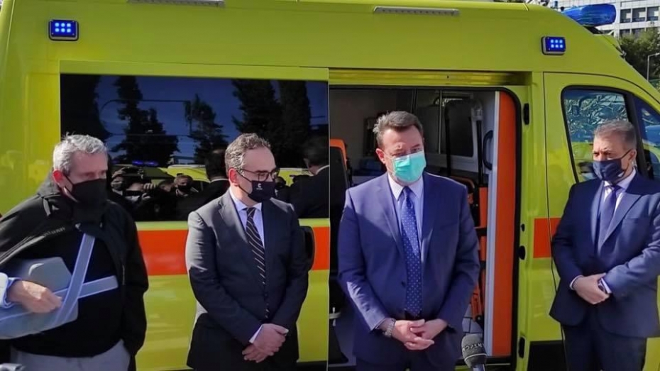 12 ασθενοφόρα μικρού όγκου παραδόθηκαν στους Δημάρχους 12 νησιών