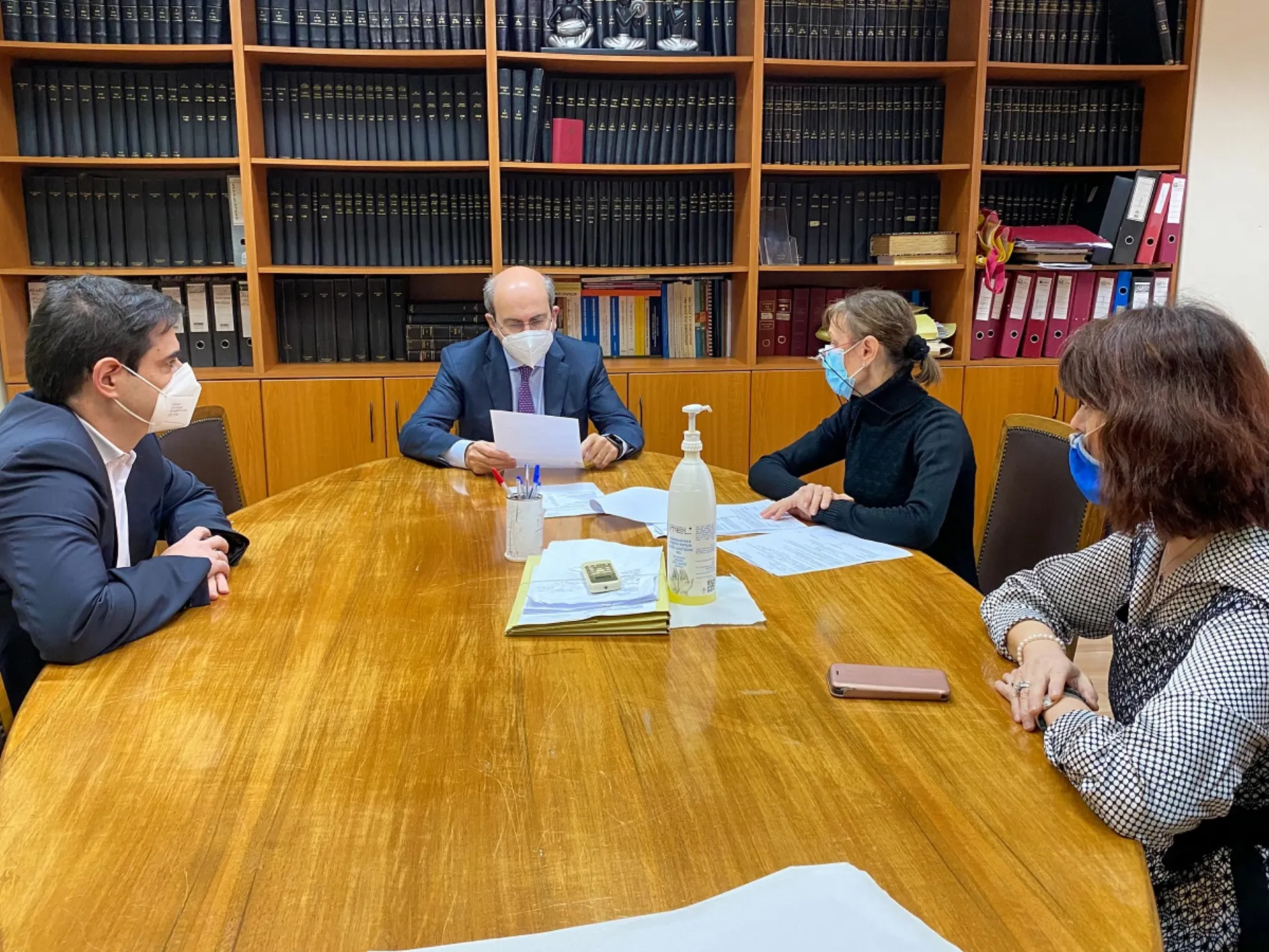 Tι είδε ο κ. Χατζηδάκης σε υποκατάστημα του e- ΕΦΚΑ