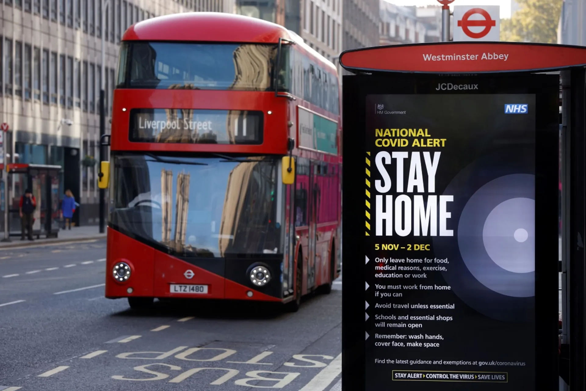 Reuters: “Μάχη” ασφαλιστικών και αντασφαλιστικών για τη διακοπή εργασιών στη Βρετανία