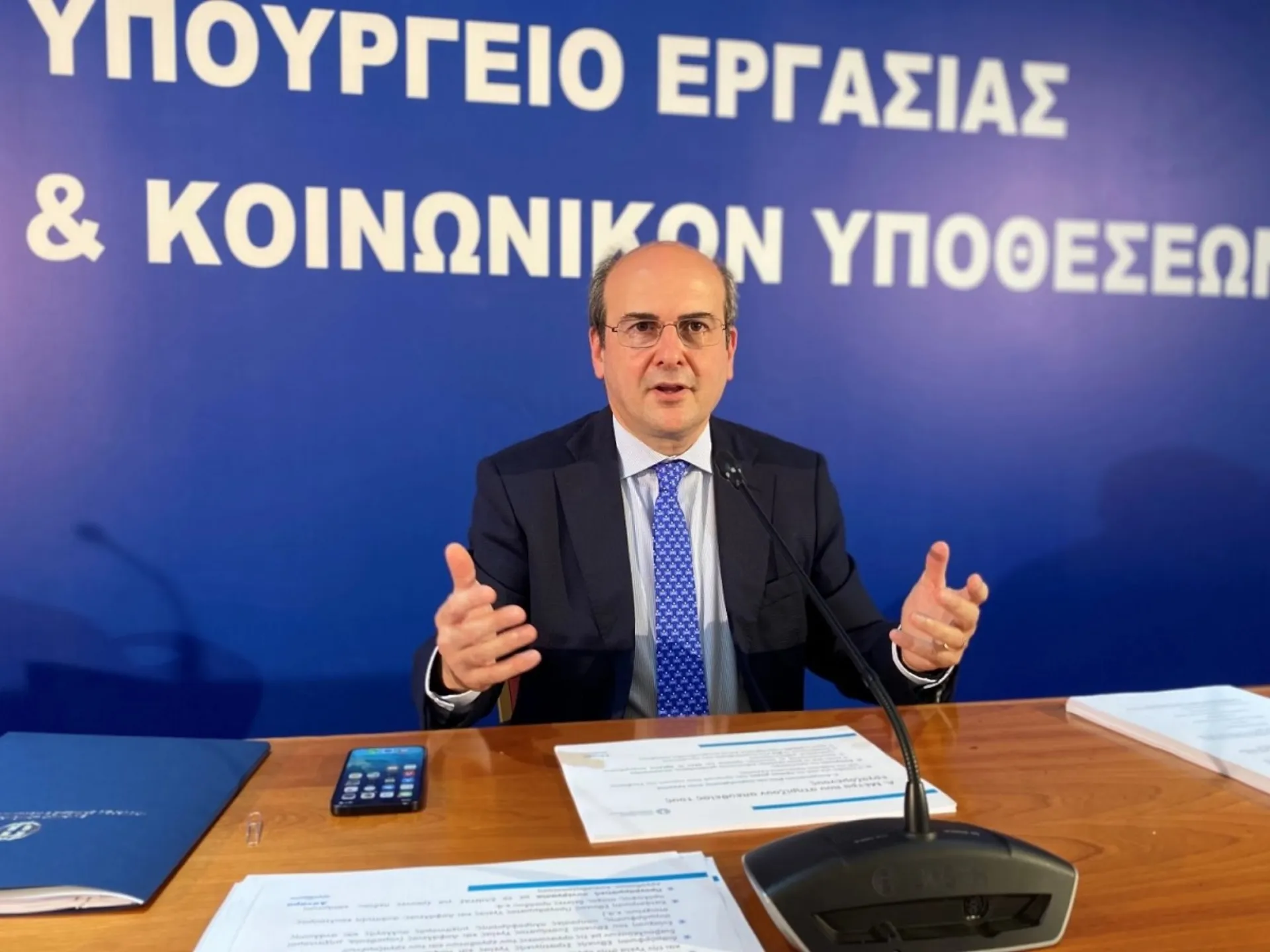 Nέο “κρούσμα” γραφειοκρατισμού στα ταμεία καταγγέλει ο Χατζηδάκης 