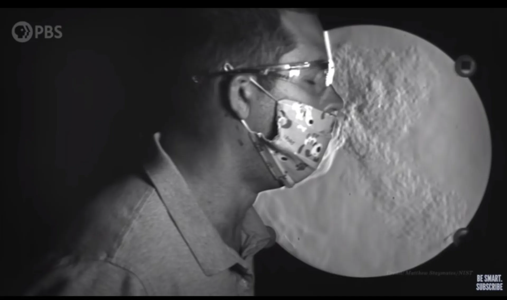 Γιατί πρέπει να φοράμε τη μάσκα πάνω από τη μύτη; Δείτε το πείραμα (video)