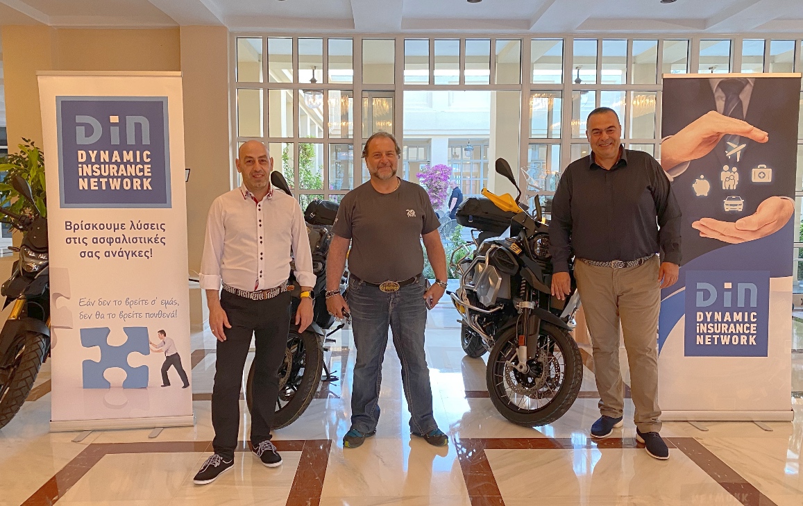 O Πρόεδρος της λέσχης, Γιώργος Μπερνάρδος πλαισιωμένος από τους Μιλτιάδη Παρλαμά (αριστερά) & Θοδωρή Aντονογεώργο (δεξιά)