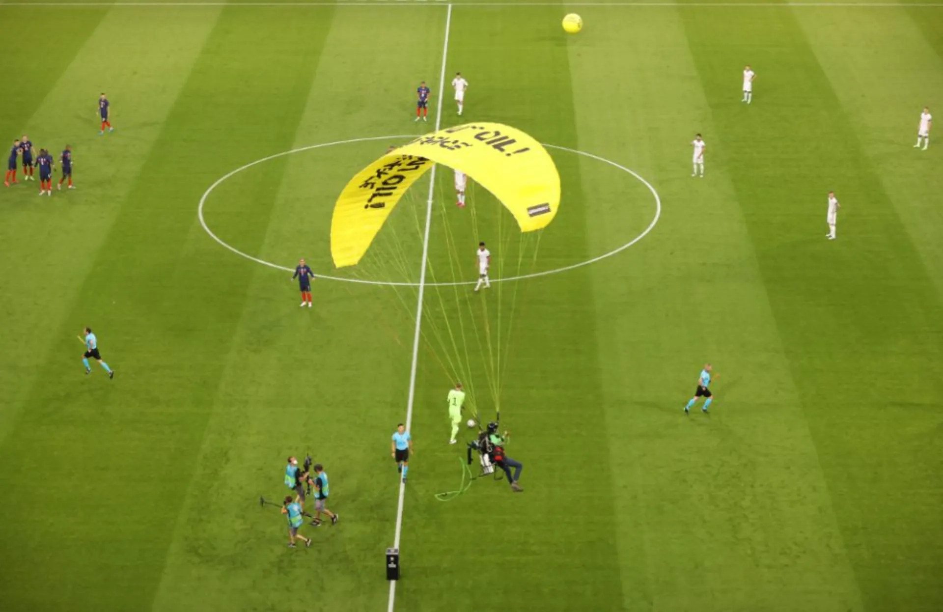 Εuro 2020: Εναέριος εισβολέας της Greenpeace “έπεσε” στο Allianz Arena