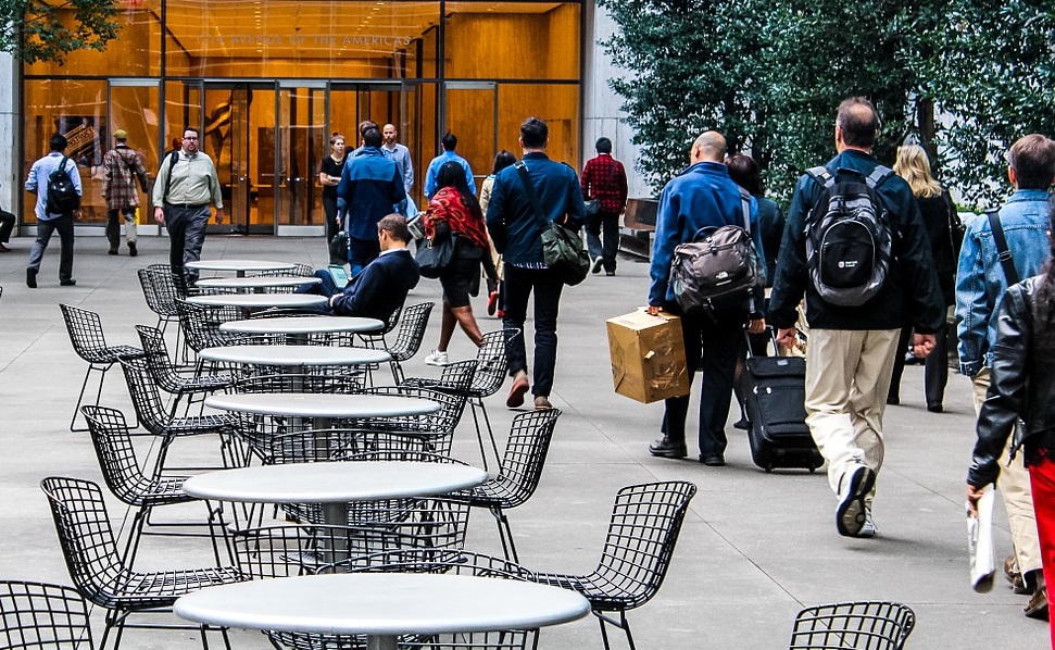 Έρευνα της Opinion Poll για το ΕΕΑ: Οι πολίτες μειώνουν την κατανάλωση ενέργειας και τις αγορές τους