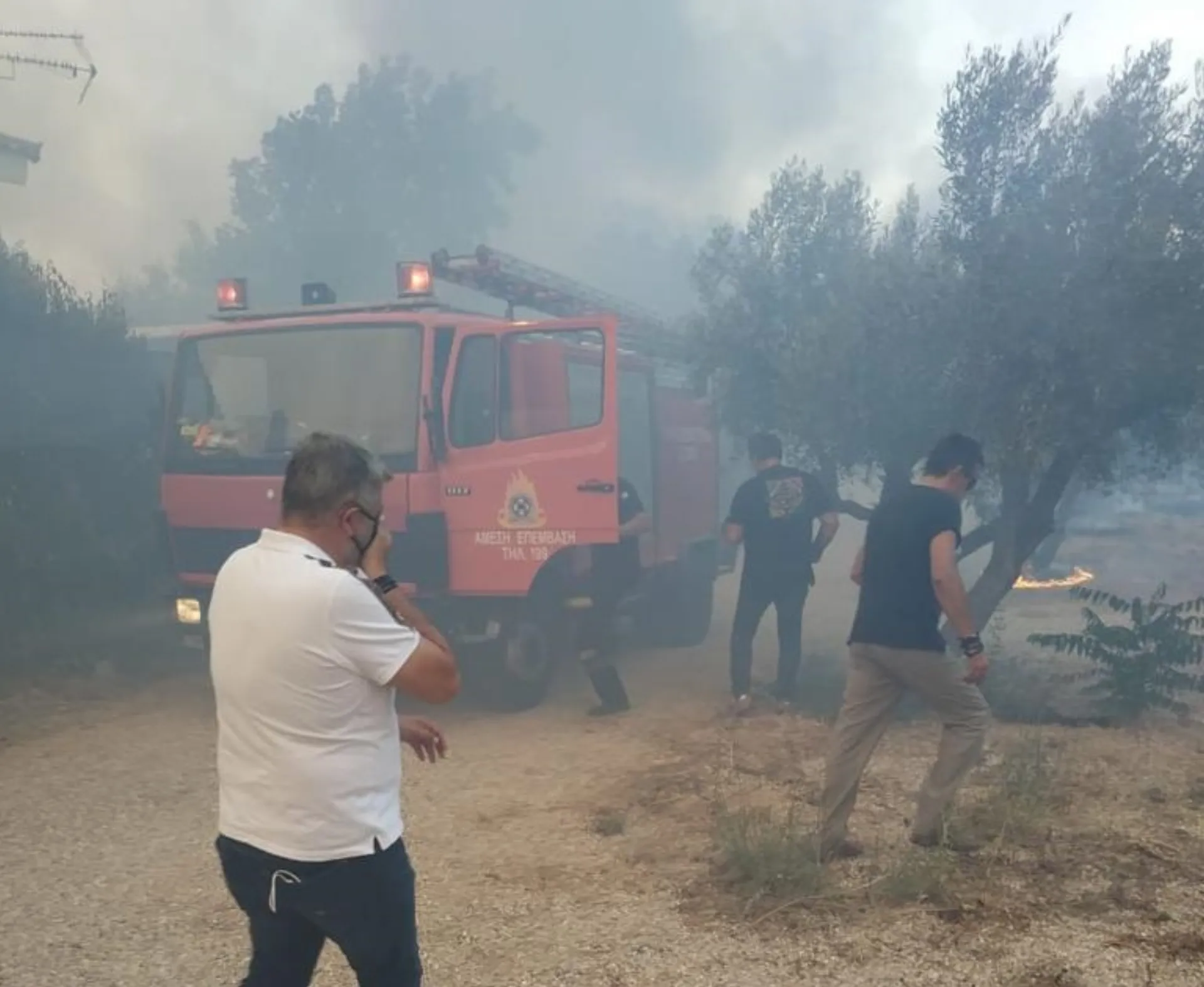 Φωτιά στην Βαρυμπόμπη: Στην πρώτη γραμμή της μάχης όλος ο μηχανισμός της Περιφέρειας