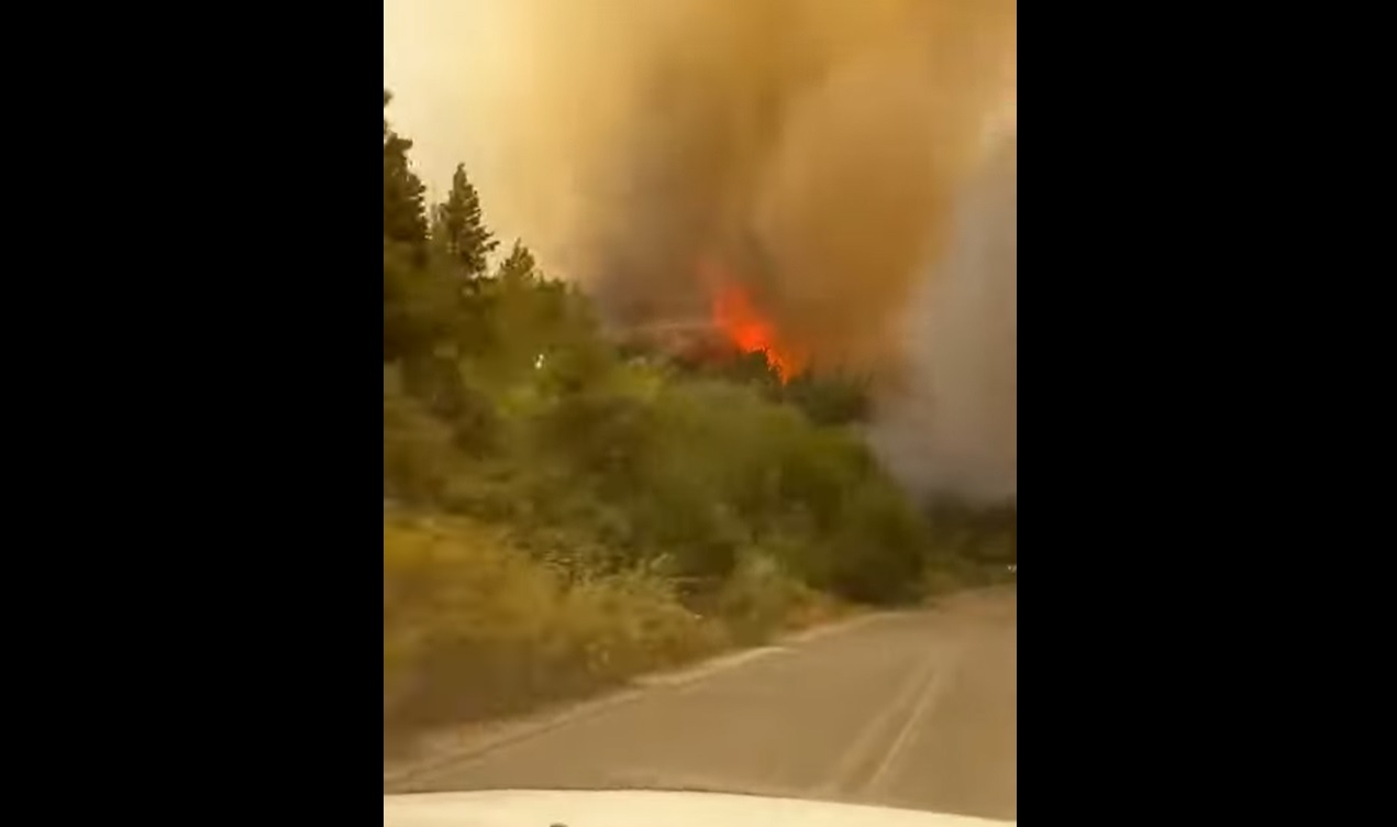 Δείτε το βίντεο: Οι κάτοικοι περνούν με το αυτοκίνητο μέσα από τη φωτιά