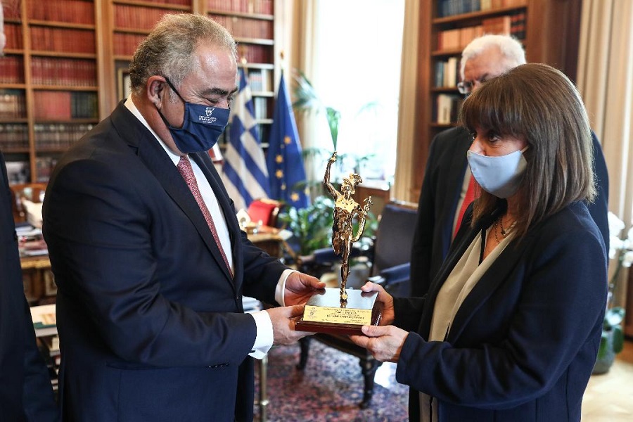 Στην Πρόεδρο της Δημοκρατίας αντιπροσωπεία της ΚΕΕΕ με επικεφαλής τον Γ. Χατζηθεοδοσίου