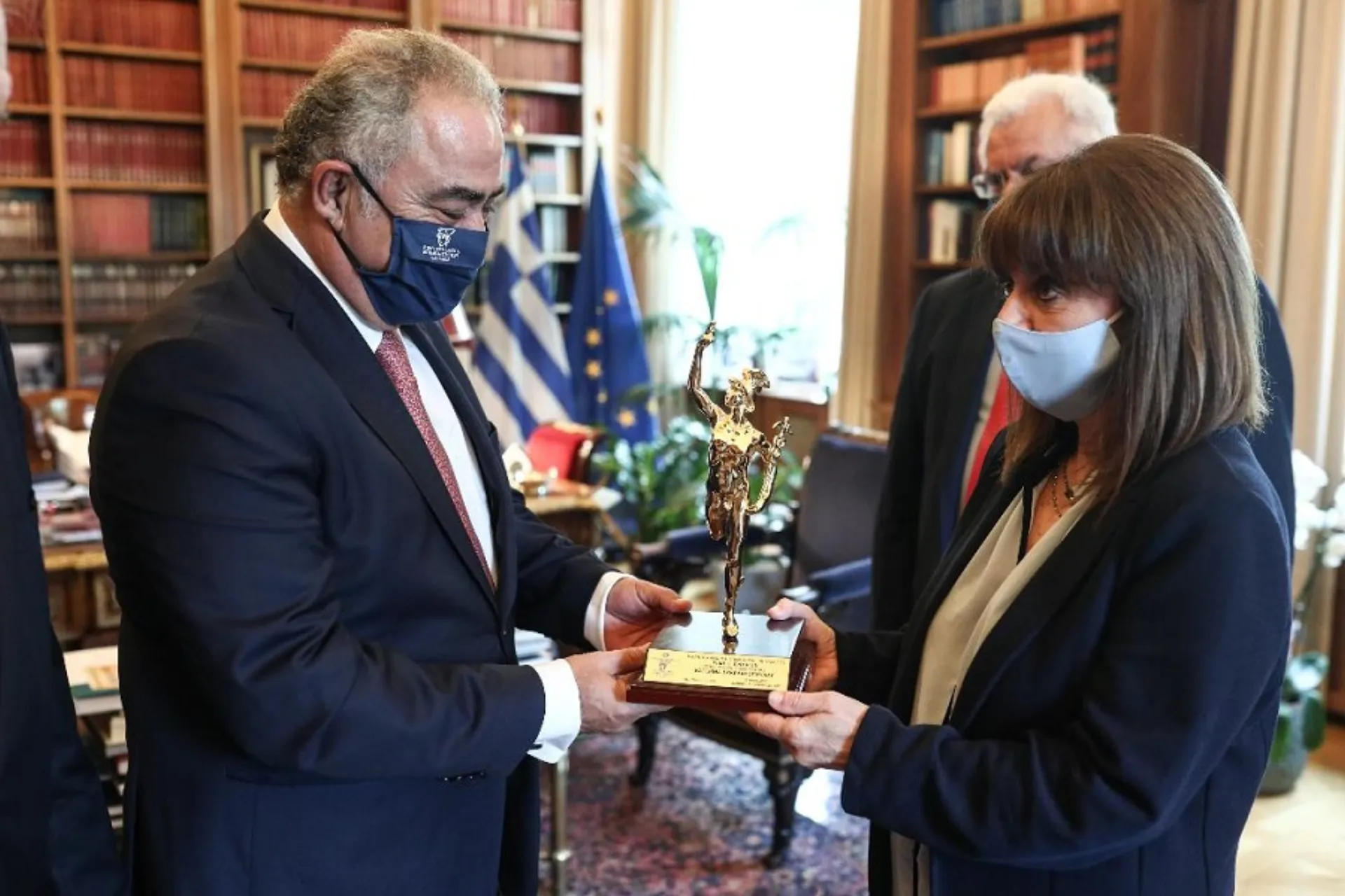 Στην Πρόεδρο της Δημοκρατίας αντιπροσωπεία της ΚΕΕΕ με επικεφαλής τον Γ. Χατζηθεοδοσίου